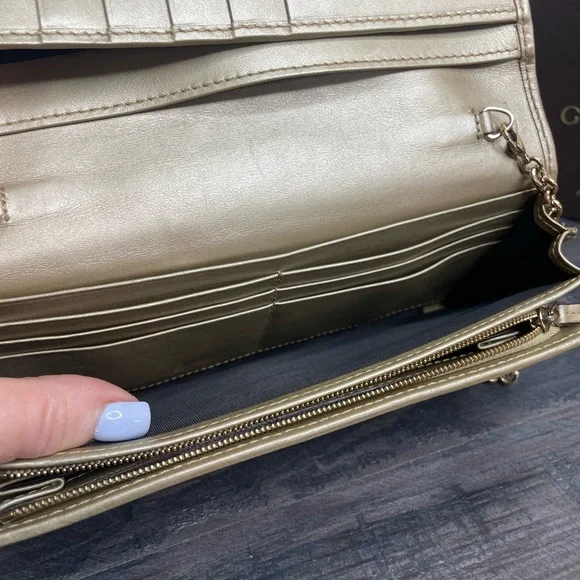 EUC Gucci Gold Imprime GG WOC - Picture 10 of 16